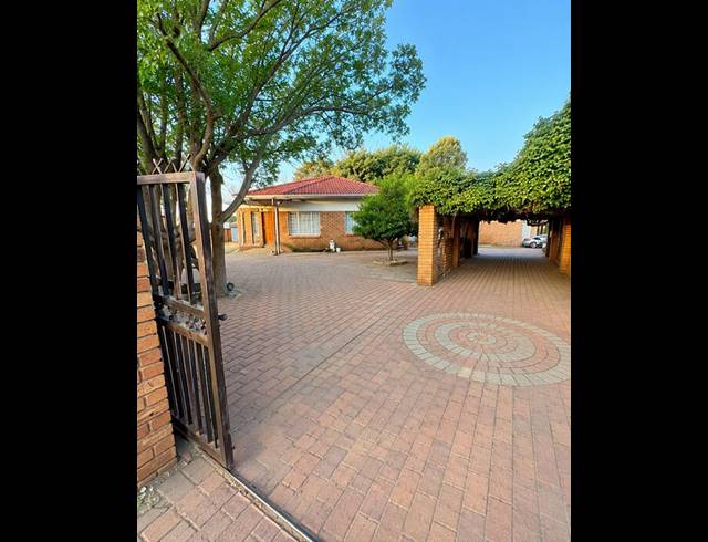 9 BEDROOM HOUSE FOR SALE IN KEMPTON PARK EXT 02